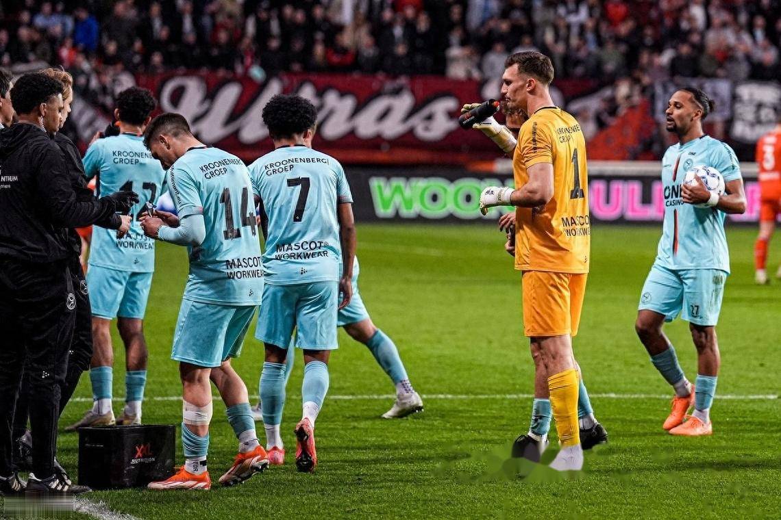 爱游戏官网-包含荷甲倒计时，埃因霍温今晚扳平良机，细节引发关注，质疑声仍在，身体对抗强度拉满的词条-爱游戏官网